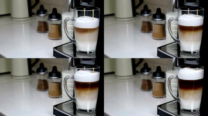 将咖啡机中的卡布奇诺咖啡倒入玻璃杯中