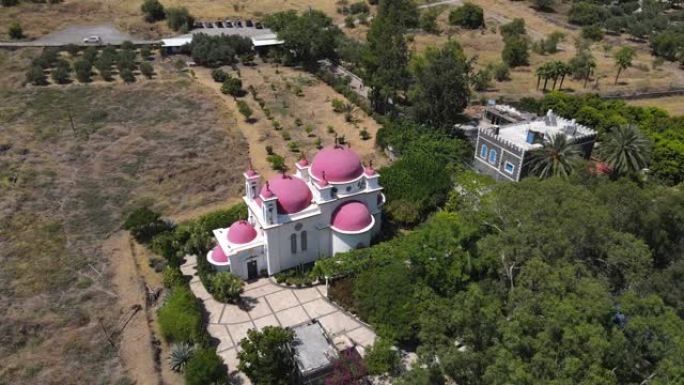 使徒教堂和希腊东正教修道院的鸟瞰图位于加利利海沿岸，距离以色列北部的提比里亚市不远