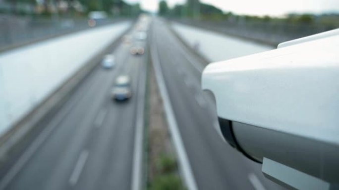 高速公路上的速度感知摄像机。