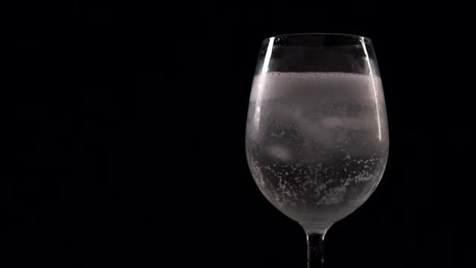 酒杯中碳酸饮料的气泡和气泡泡沫
