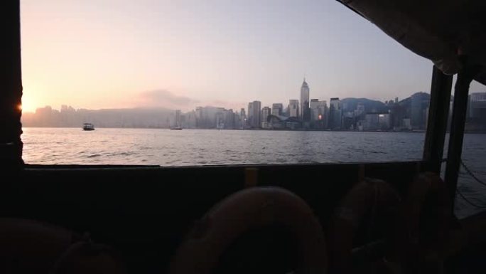 维多利亚港边的壮丽日落风景，乘坐渡轮巡游时，香港天际线全景