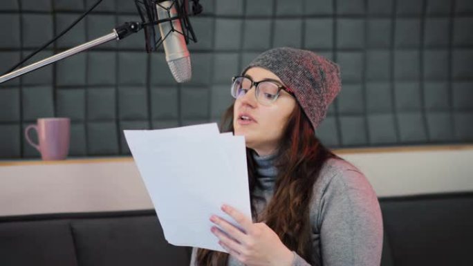 一名女性配音演员将动画声音录制到专业麦克风中