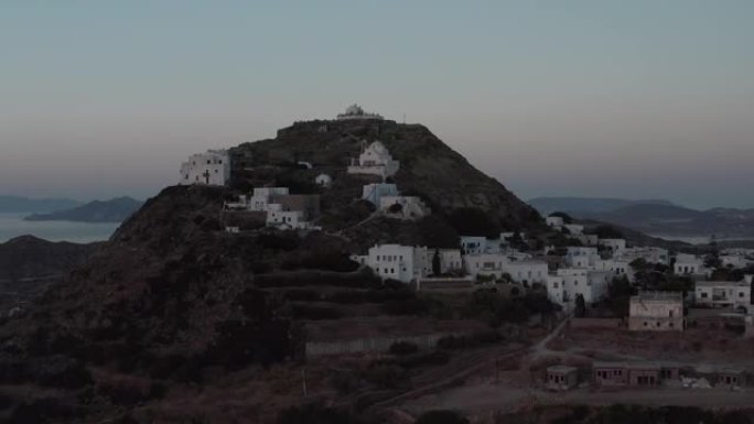 希腊村庄建在岛山址的鸟瞰图