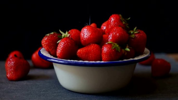 新鲜草莓。深色背景上的草莓。无缝电影视频