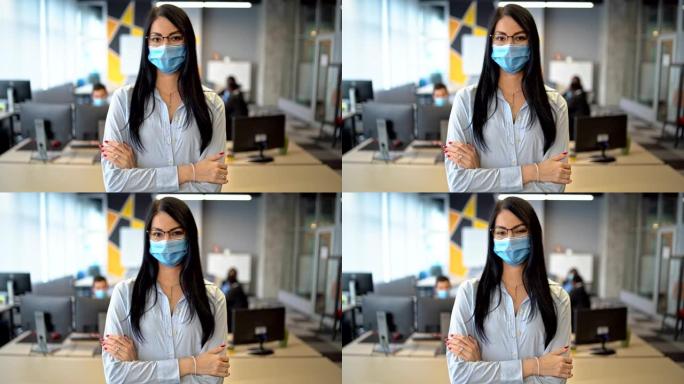 我要赢得胜利-自信的女商人在办公室里戴着防护口罩，看着镜头
