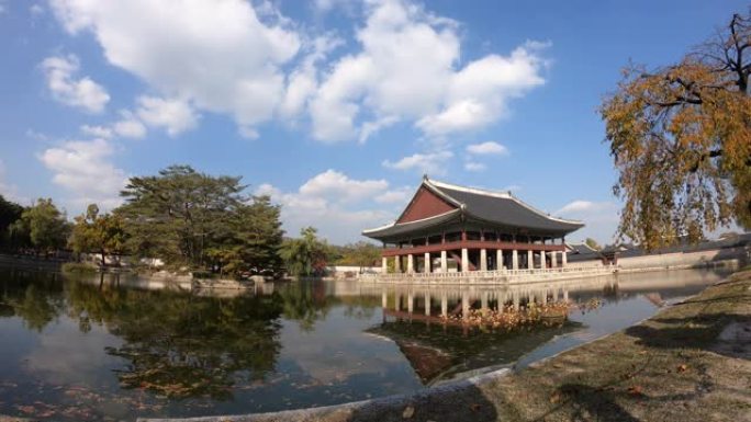 韩国首尔-2018年10月24日，2018年10月24日在韩国首尔旅游胜地景福宫，延时流逝的人群。首