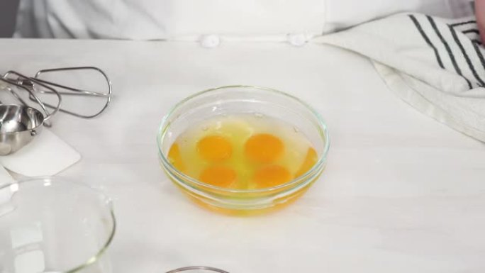 将白色有机鸡蛋放入一个小玻璃碗中。