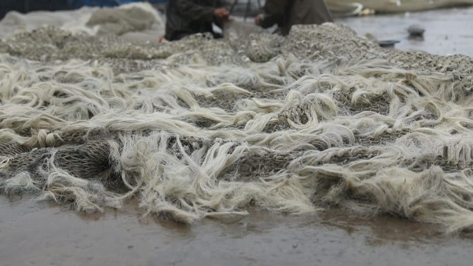 h雨天渔民在整理渔网