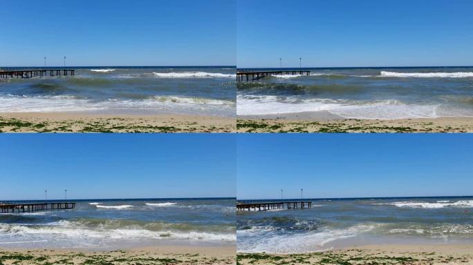 热带海滩日出。海浪溅到沙滩上