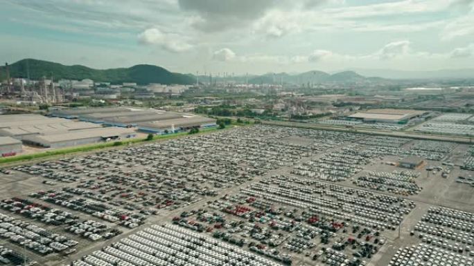 鸟瞰图工厂仓库中的许多汽车正在等待装载到大型RoRo (滚动开/关) 汽车或车辆运输船上，以便运往世