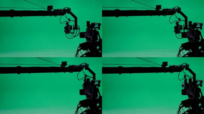 摄制组和设备在绿色工作室拍摄视频。色度-将两个或多个图像或帧以单个构图组合的技术。电影制作行业。