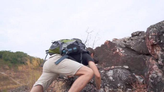 白种人爬山的高清慢动作。帅哥背着背包在落基山徒步旅行。冒险运动和人生目标的胜利。