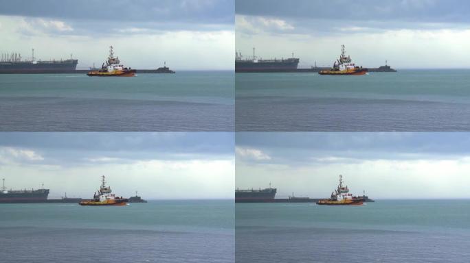 一艘巡逻艇在平静的海洋上驶离海港