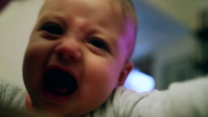 愤怒的心烦意乱哭泣的婴儿蹒跚学步的男孩