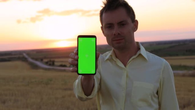 带有空绿色屏幕的Man show智能手机