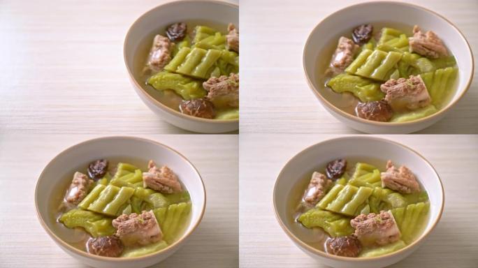 苦瓜配猪肉排骨汤-亚洲美食风格