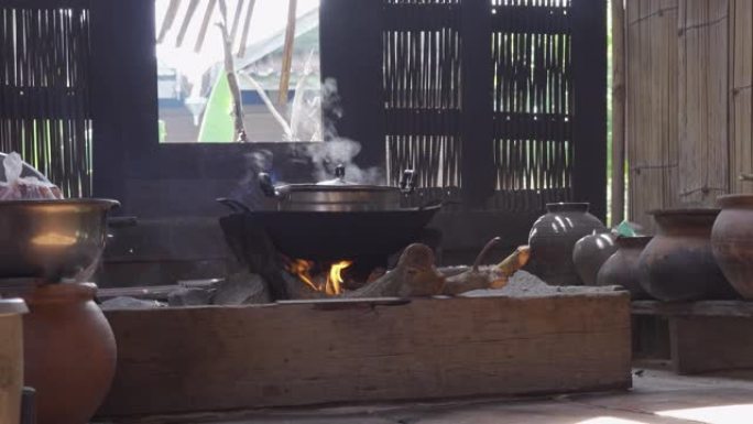 泰国厨房。用柴火烹饪泰国菜