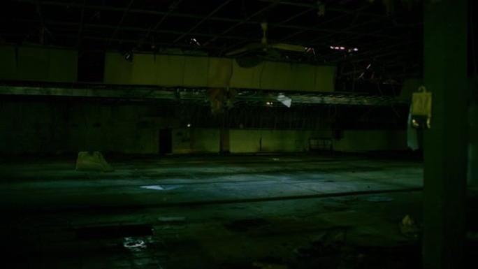 冬季在康涅狄格州布兰福德的一个废弃保龄球馆的平移镜头