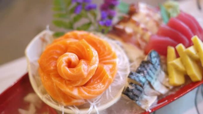 日本餐厅的鲑鱼生鱼片和生鱼生鱼片