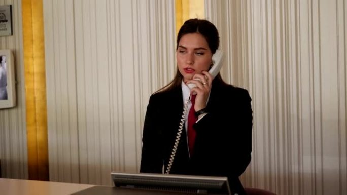 女接待员与酒店的客户或客人通电话。