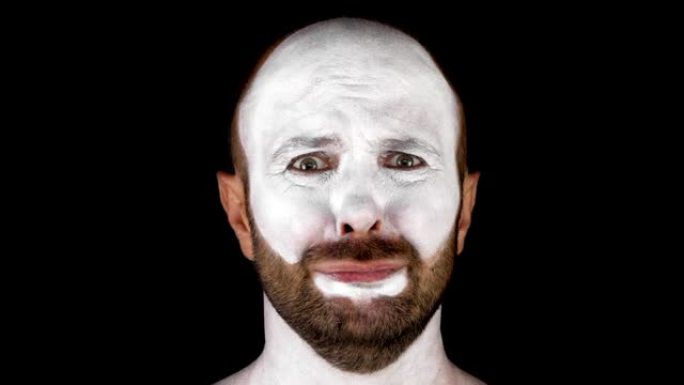 一个戴着白色面具的哑剧人描绘了情感。黑色背景上的男人。