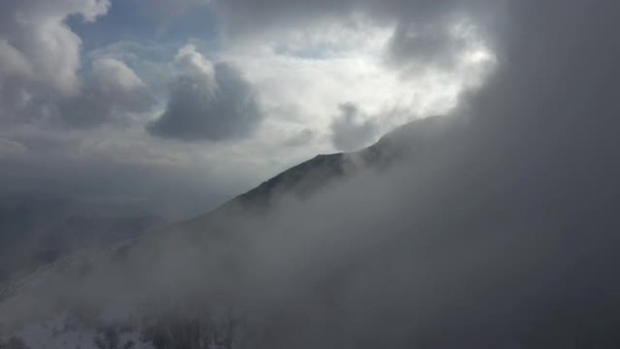 山顶上的大雾4k无人机视频