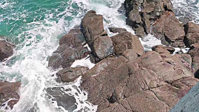 干净海边大岩石 海岸边岩石 海浪拍打岩石
