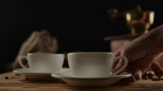 第二个白色陶瓷杯的外观，桌上有咖啡或茶。多莉开枪