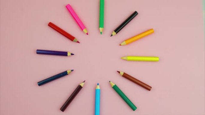 彩色铅笔的动画，它们移动并晒太阳。粉色背景。