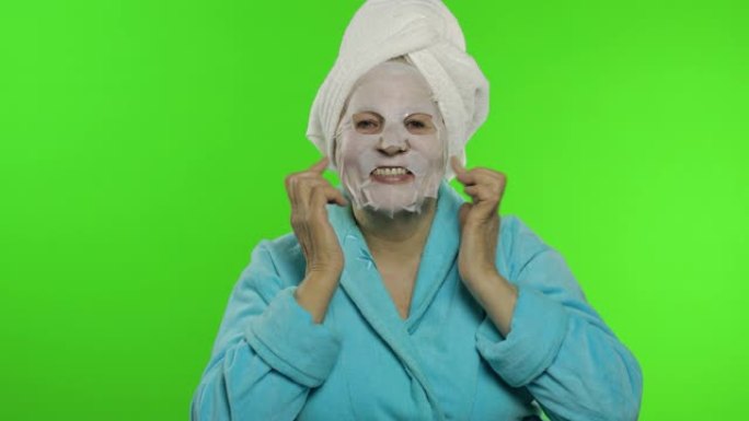 洗澡后的老奶奶。老妇人涂化妆品面料面膜