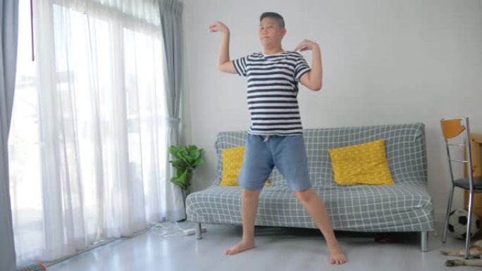 快乐的亚洲青春期男孩在家一起练习舞蹈，生活方式理念。
