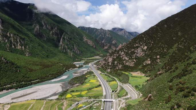 河谷森林河流油菜花公路