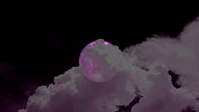 满满的粉红色月亮升起在夜空和乌云移动通过