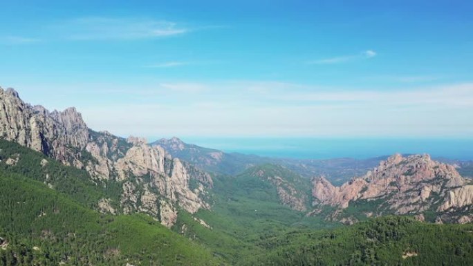 夏天，无人机可以看到法国科西嘉岛地中海沿岸巴维拉山口的花岗岩岩石和森林。