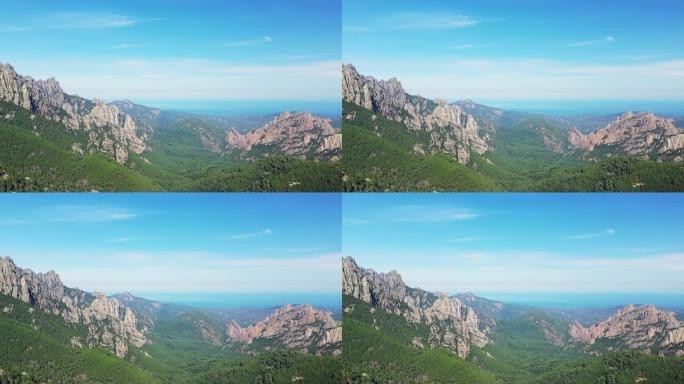 夏天，无人机可以看到法国科西嘉岛地中海沿岸巴维拉山口的花岗岩岩石和森林。