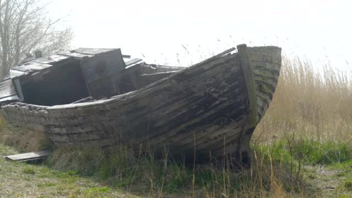 河边的大废弃木船