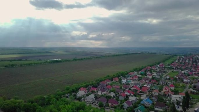 无人机飞越基希涅夫市郊的一个分区。摩尔多瓦共和国