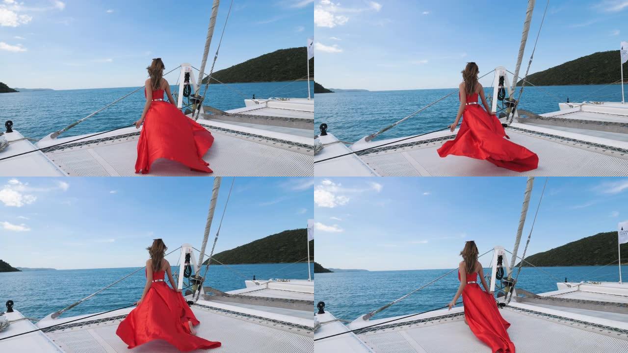 夏日，穿着比基尼的漂亮女孩在游艇上摆姿势。