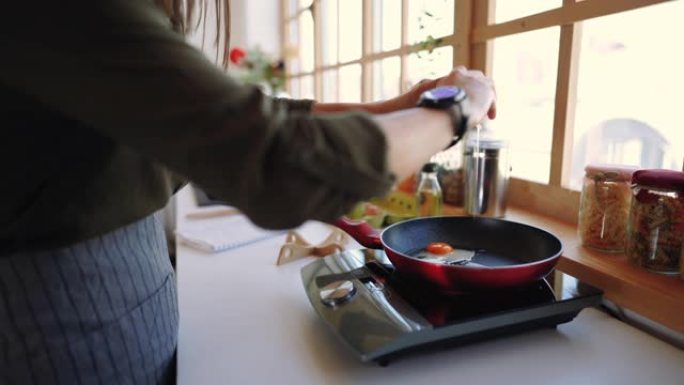 年轻女子煎鸡蛋做饭下厨煎鸡蛋