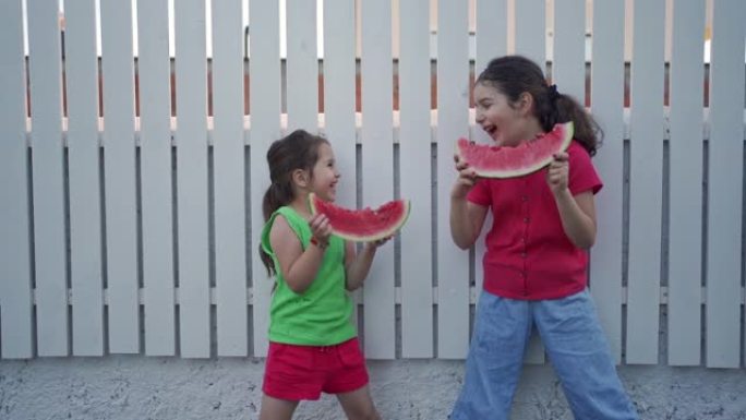 两个萌妹子吃西瓜互逗笑