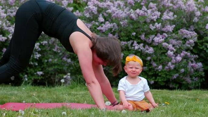 和婴儿一起瑜伽。健康的生活习惯，为健康的未来奠定基础。