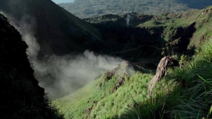 由火山形成的绿色山谷，带有硫化氢的烟土
