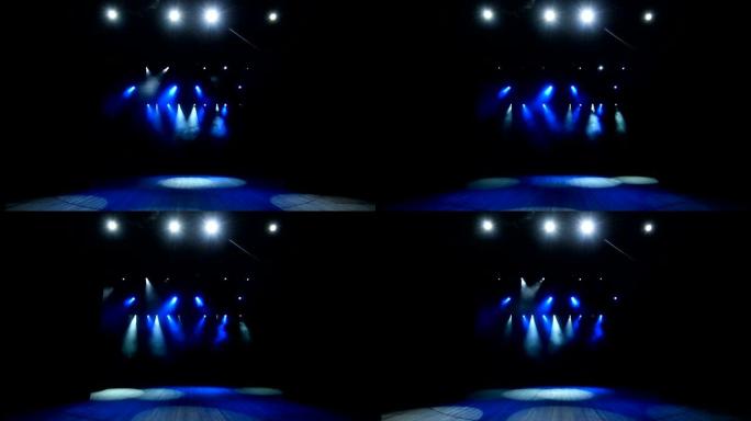 舞台背景下的音乐会与蓝色灯光