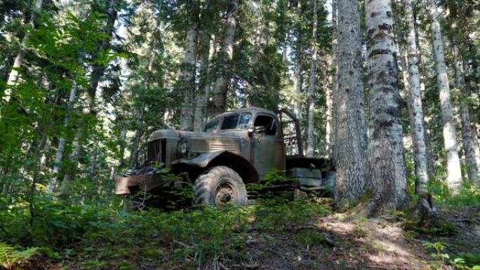 森林中的废弃军车