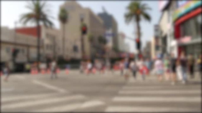美国加利福尼亚州好莱坞大道洛杉矶星光大道。佩达斯德教徒在街道的十字路口行走。娱乐和电影业标志性的旅游