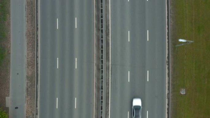 从无人机空中俯视图拍摄的六条车道上行驶的汽车