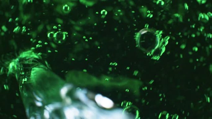 绿色水中的气泡