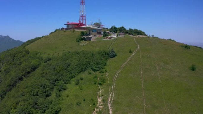 在马舒克山顶的pyatimorsk广播塔的美丽景色的鸟瞰图。