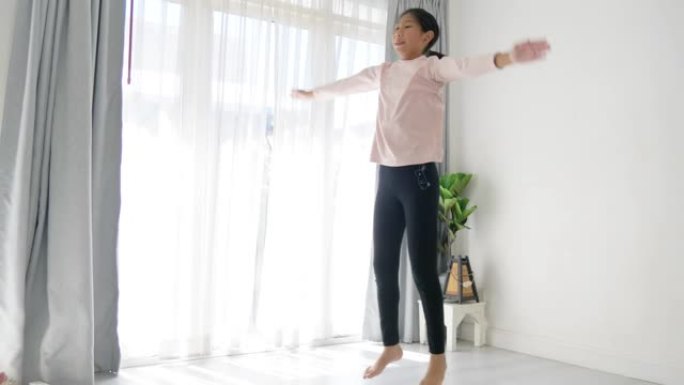 亚洲女孩在家跳舞锻炼，生活方式理念。