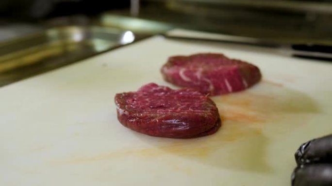 餐厅厨师用肉锤、牛排敲打牛肉的特写镜头。